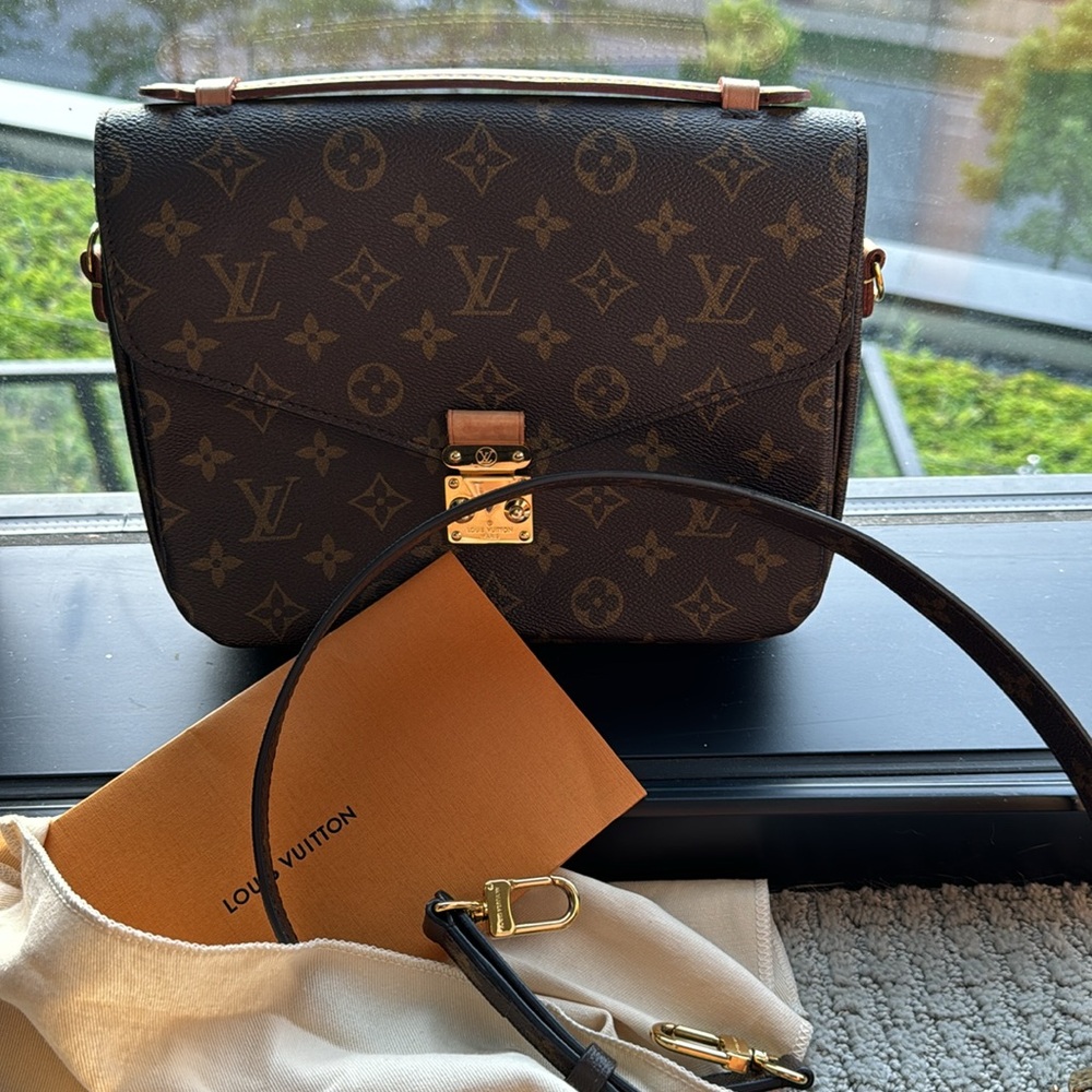Louis Vuitton bag pochette Métis
